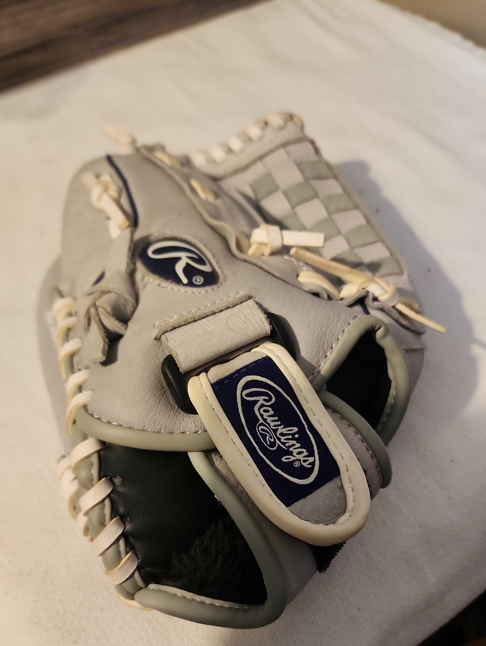 Sure Catch Softball 12.5-inch Youth Rawlings "LH THROW" Rh Glove.